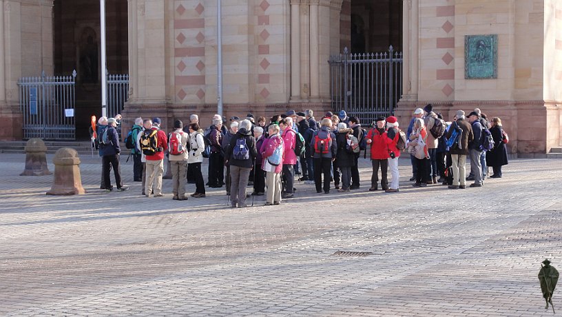 Pilger vor dem Dom zu Speyer