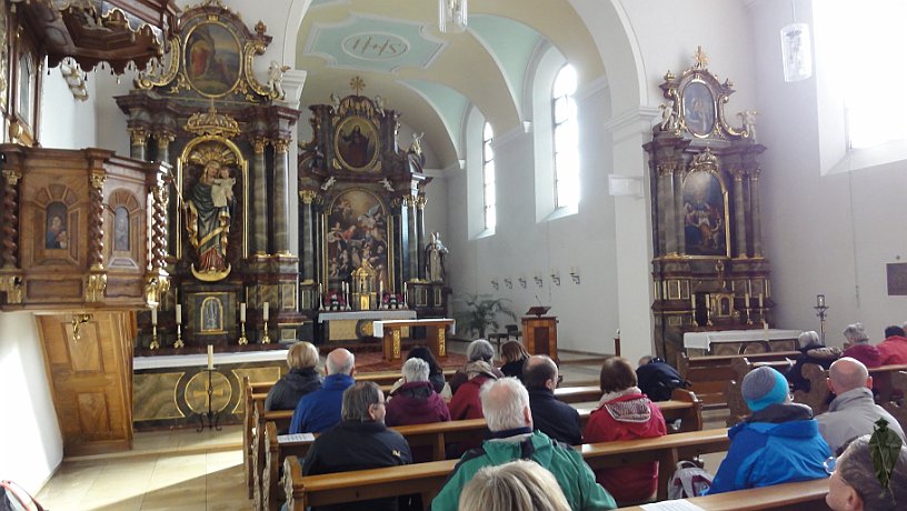 Pilger in der Klosterkirche St. Magdalena