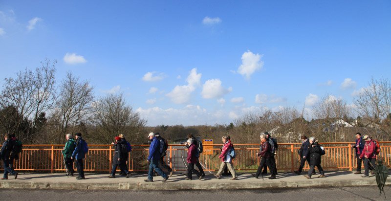 Pilger auf der Brücke über die B39