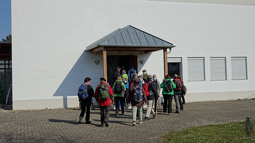 Pilger vor der Christuskirche Lingenfeld