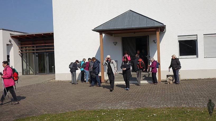 Pilger vor Christuskirche Lingenfeld