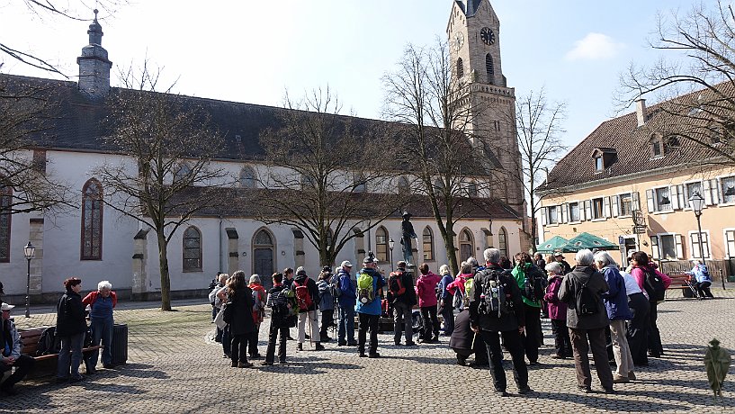 Pilger vor Kirche St. Jakobus in Germersheim        