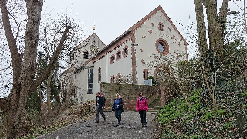 Pilger an Kirche St. Georg in Hördt