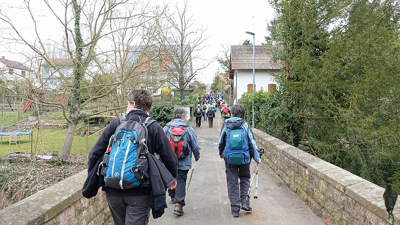 Pilger an der Brücke über den Klingbach