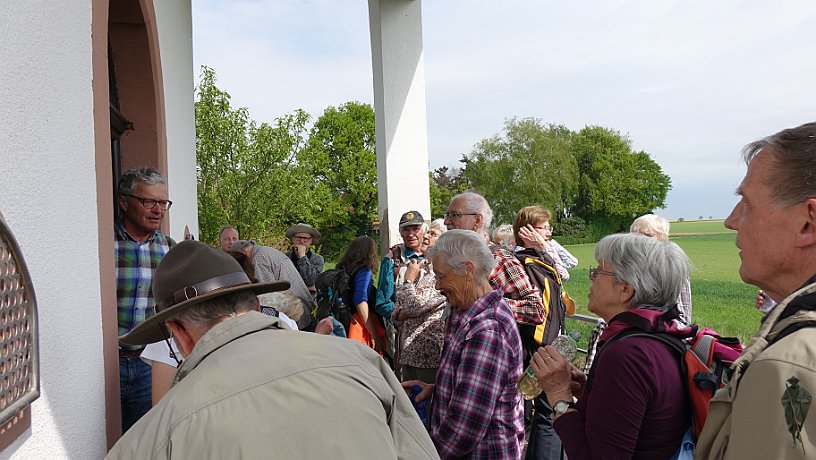 Pilger vor Armen Seelen Kapelle bei Herxheimweyher