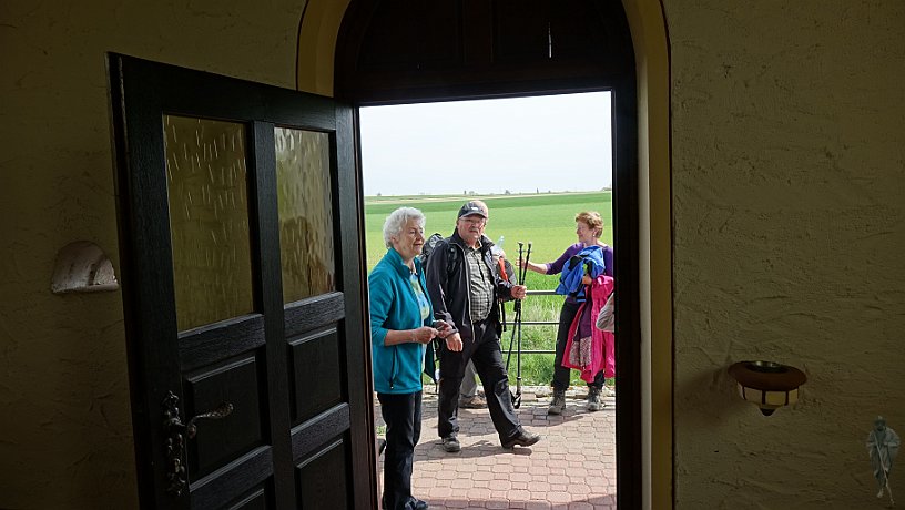 Pilger vor Armen Seelen Kapelle bei Herxheimweyher