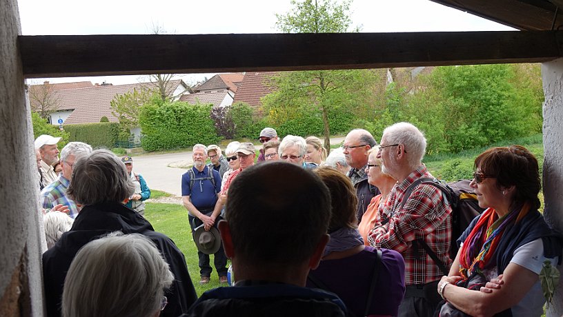 Pilger vor Landauer Kapelle auch Loretokapelle bei Herxheim