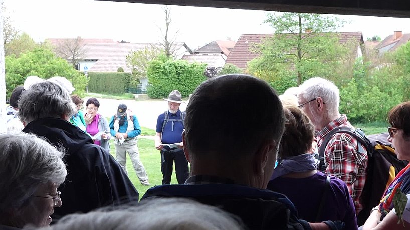 Pilger vor Landauer Kapelle auch Loretokapelle bei Herxheim