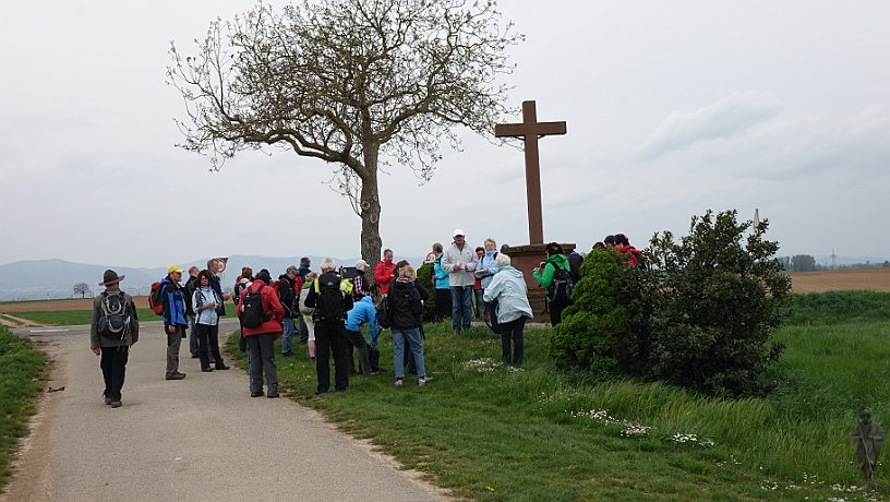 Pilger beim Wegekreuz