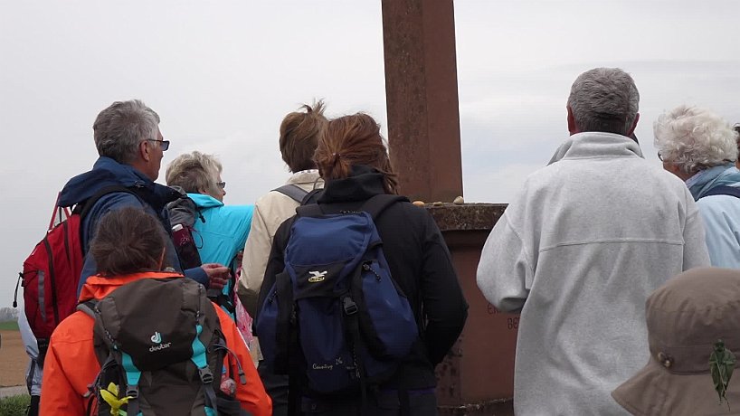 Pilger beim Wegekreuz