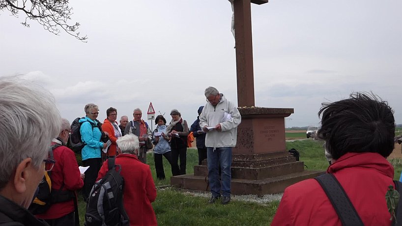 Pilger beim Wegekreuz