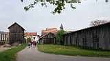 209-30 Wandern 25.4.15 Samstagspilgern, 3. Etappe Rülzheim - Landau, Pilger bei Herxheimweyher.JPG