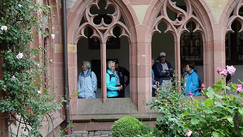 Pilger im Kreuzgang ehemalige Klosterkirche der Augustinereremiten 