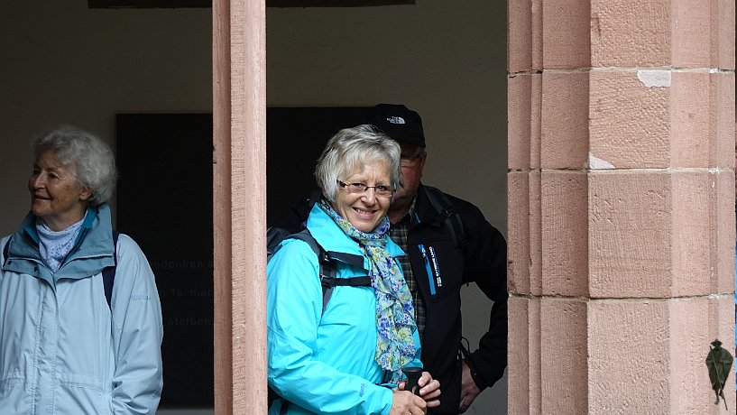 Pilger im Kreuzgang ehemalige Klosterkirche der Augustinereremiten 