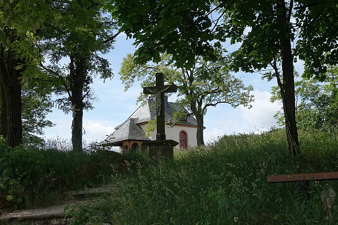 Wegekreuz und Kapelle Kleine Kalmit