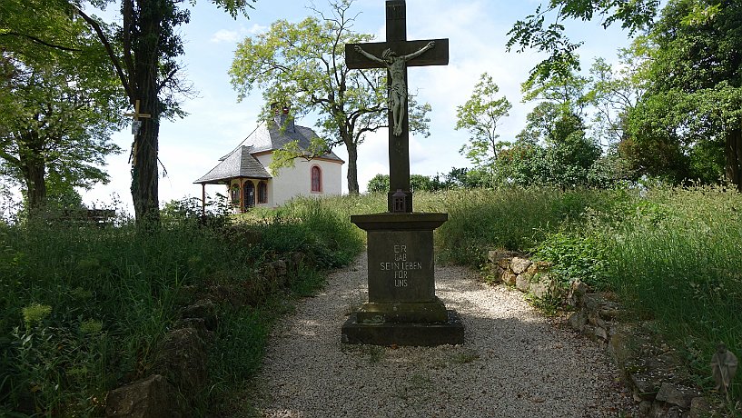 Wegekreuz und Kapelle Kleine Kalmit