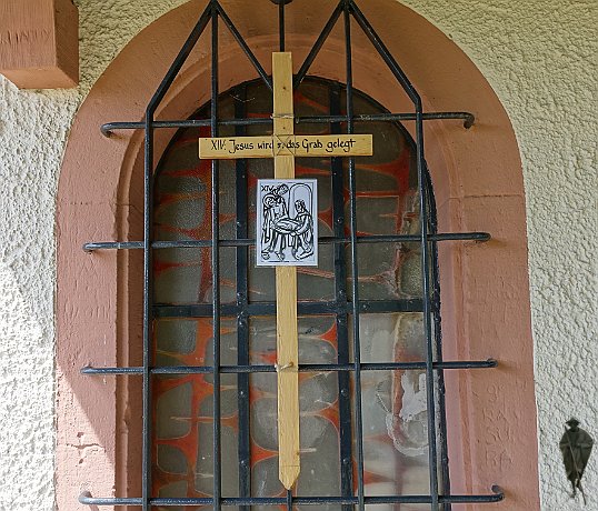 Kreuz an Kapelle Kleine Kalmit