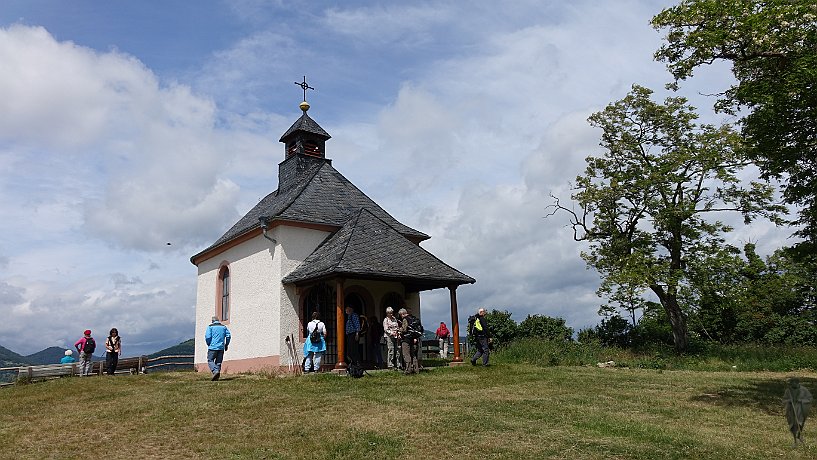 Pilger vor Kapelle Kleine Kalmit