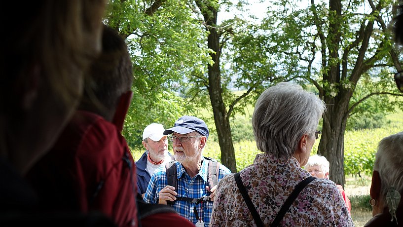 Martien vor Kapelle Kleine Kalmit