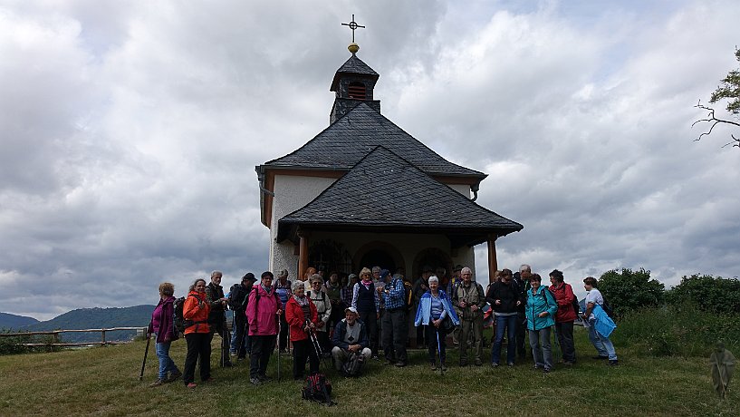 Pilger vor Kapelle Kleine Kalmit