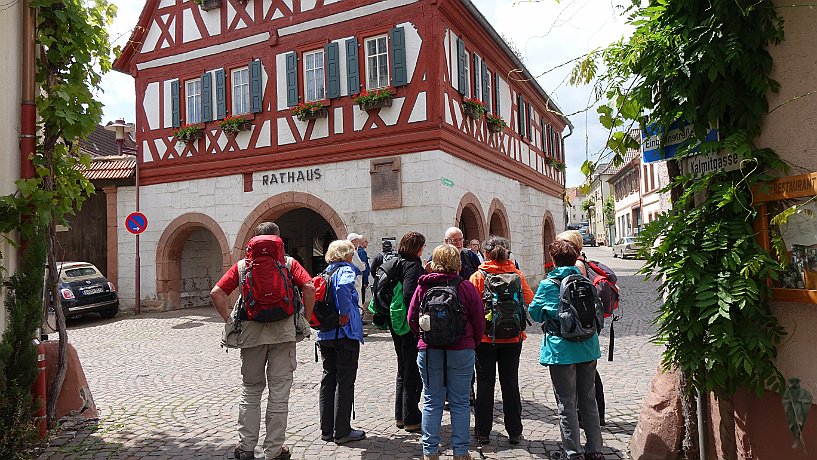 Pilger beim Rathaus Ilbesheim