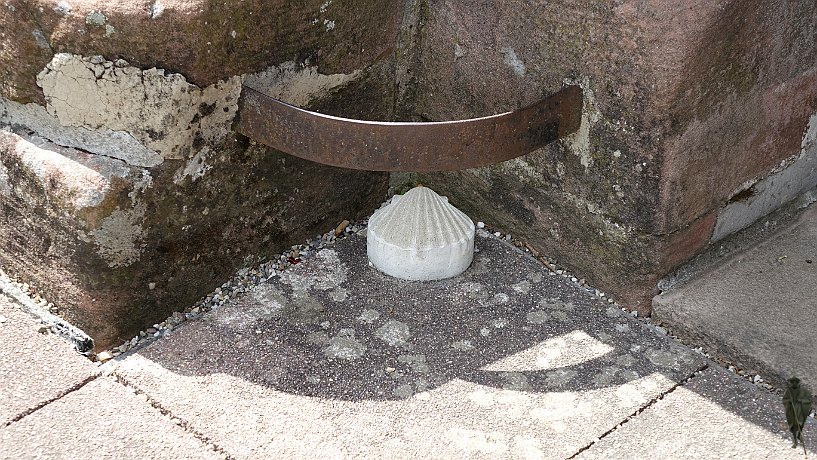 Muschelstein Pilger bei Nikolauskapelle Klingenmünster