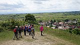 215-50 Wandern 30.5.2015 Samstagspilgern, 4. Etappe Landau - Klingenmünster, Pilger vor Ilbesheim.JPG