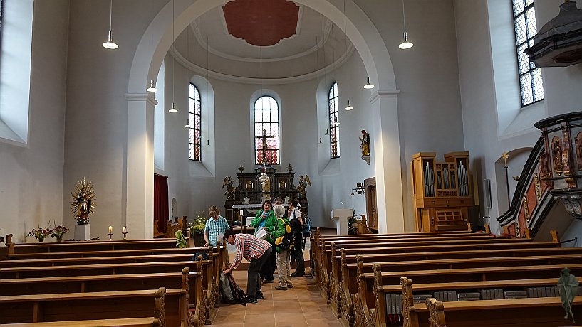 Pilger in der Stiftskirche in Klingenmünster
