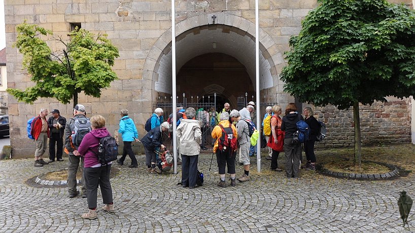 Die Pilger vor der Stiftskirche in Klingenmünster