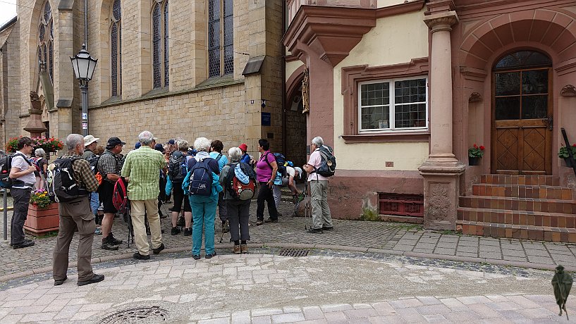 Pilger an der Marktkirche in Bad Bergzabern