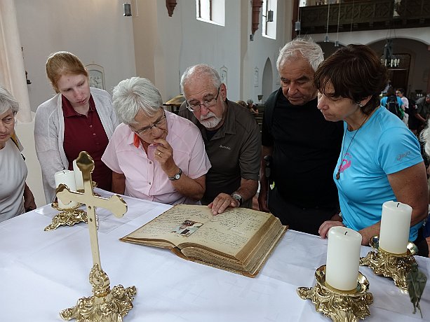 Interessantes Buch auf dem Altar in der Kirche St.Martin, Bergzabern