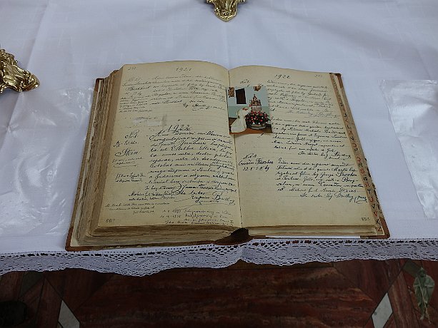 Interessantes Buch auf dem Altar in der Kirche St.Martin, Bergzabern