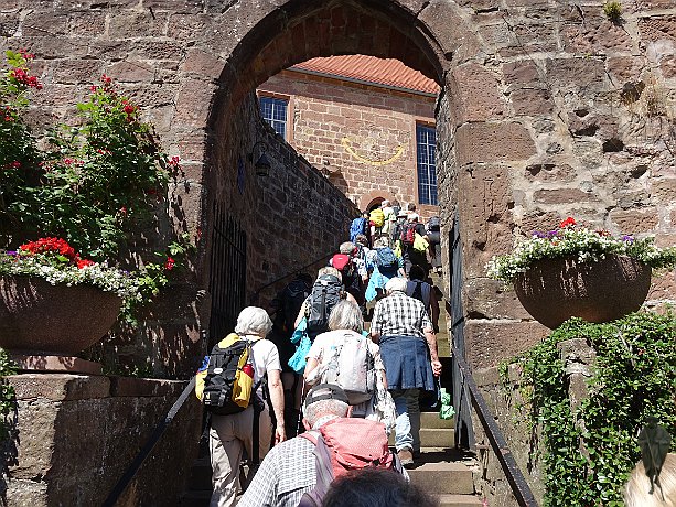 Pilger beim Aufstieg zur St. Martinskirche Dörrenbach