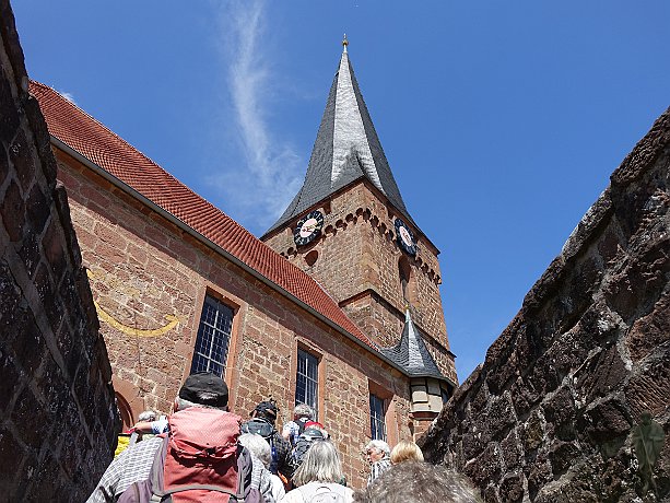 Pilger beim Aufstieg zur St. Martinskirche Dörrenbach