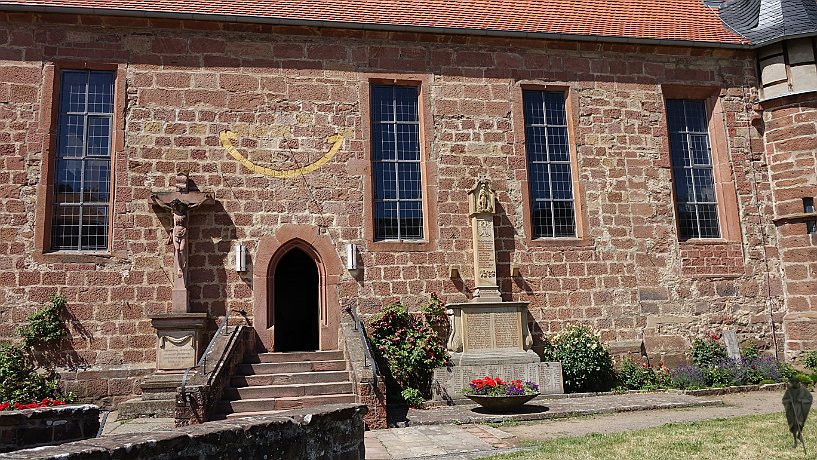 Wegekreuz und Sonnenuhr an der St. Martinskirche Dörrenbach