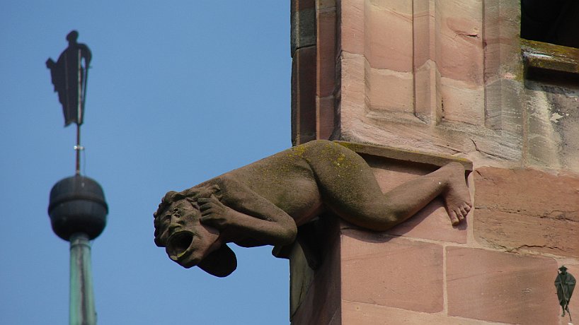 Ein schrecklicher Wasserspeier an der Eglise Saint Pierre et Paul in Wissembourg 