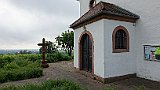 218-17 Wandern 27.6.15 Samstagspilgern 5. Etappe Klingenmünster - Wissembourg, Gleiszellen, St. Dionysius Kapelle, Wegekreuz.JPG