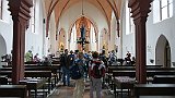 218-27 Wandern 27.6.15 Samstagspilgern 5. Etappe Klingenmünster - Wissembourg, Bergzabern Kirche St. Martin, Pilger.JPG