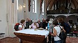 218-36 Wandern 27.6.15 Samstagspilgern 5. Etappe Klingenmünster - Wissembourg, Bergzabern Kirche St. Martin, Altar, Buch Pilger.JPG