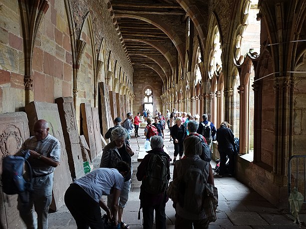 Wissembourg, Stiftskirche St. Peter und Paul, Pilger im Kreuzgang