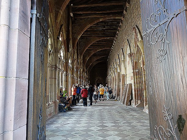 Wissembourg, Stiftskirche St. Peter und Paul, Pilger im Kreuzgang