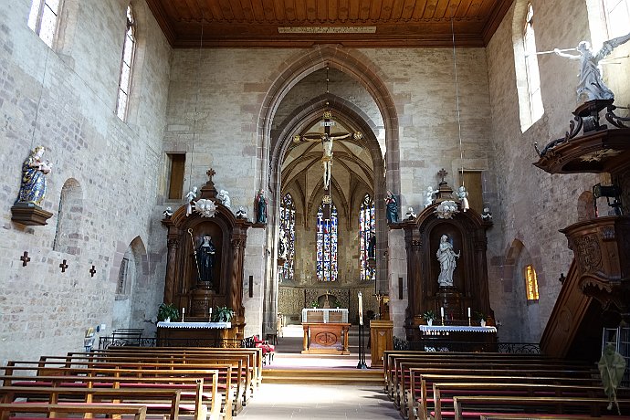 Walbourg, Église St. Walburga, Kirchenschiff mit Chor und barocker Kanzel mit Seitenaltären