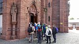 230-36 Wandern 26.9.15 Samstagspilgern Haguenau - Brumath, Marienthal, Basilique Notre-Dame-des-Douleurs, Pilger.JPG