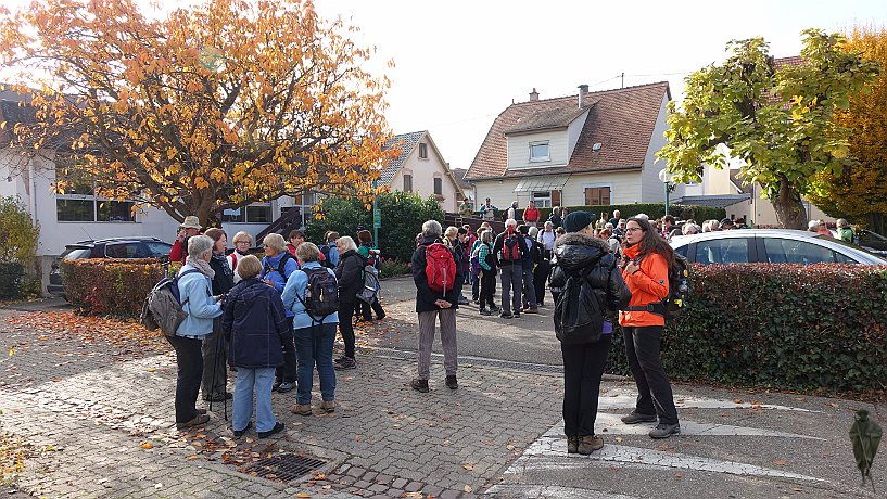 Pilger vor der Evangelischen Kirche der Versöhnung, Hoenheim 