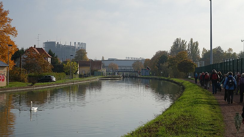 Pilger am Rhein-Marne-Kanal, Blick zum Europaparlament