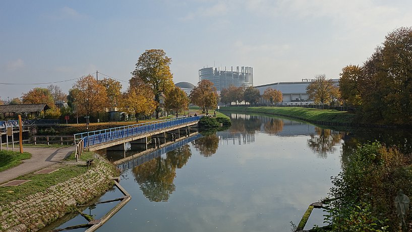 Pilger am Rhein-Marne-Kanal, Blick zum Europaparlament