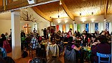 235-12 Wandern 31.10.15 Samstagspilgern Vendenheim - Strasbourg, Pilger in Evangelische Kirche der Versöhnung - Hoenheim.JPG