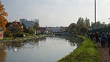 235-22 Wandern 31.10.15 Samstagspilgern Vendenheim - Strasbourg, Pilger am Rhein-Marne-Kanal, Europaparlament.JPG