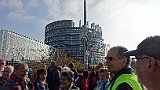 235-30 Wandern 31.10.15 Samstagspilgern Vendenheim - Strasbourg, Pilger vor Europaparlament.JPG