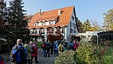 235-32 Wandern 31.10.15 Samstagspilgern Vendenheim - Strasbourg, Pilger vor Chapelle Saint-Francois d'Assise.JPG